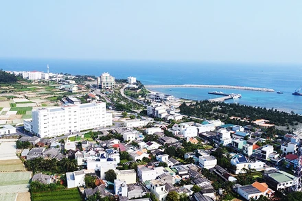 Nhiều nhà cao tầng mọc lên trên đảo.