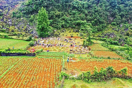 Khu vực chôn cất thường nằm bên sườn núi và nhìn ra thung lũng.