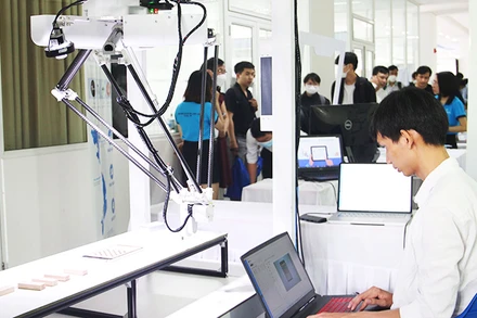 Mang DeltaX dự triển lãm khởi nghiệp.