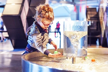 Trẻ em tham gia chương trình tại bảo tàng. Ảnh: MSN