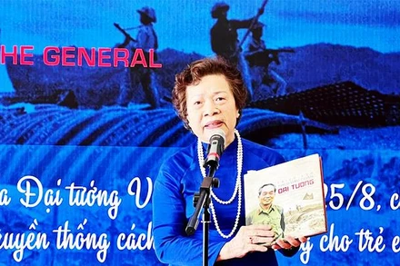 Nhà thơ Mỹ Dung giới thiệu cuốn sách tại triển lãm. 