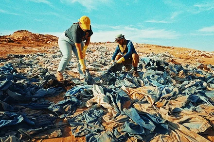 Quần áo thải loại bị bỏ ở sa mạc Atacama, Chile. Ảnh: THE GUARDIAN