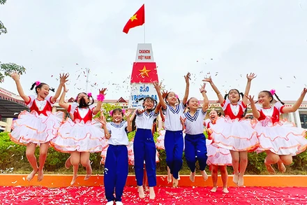 Học sinh ở Cẩm Khê. Ảnh: NVCC