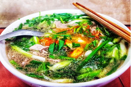 Bát tái lăn nhiều hành của phở Thìn (Lò Đúc).