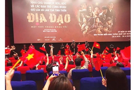 Văn nghệ sĩ kỳ vọng nhận được hỗ trợ nhiều hơn từ các doanh nghiệp cho các hoạt động sáng tạo, quảng bá văn hóa, văn nghệ như trường hợp phim “Địa đạo - Mặt trời trong bóng tối” vừa qua. Ảnh: QUANG HƯNG