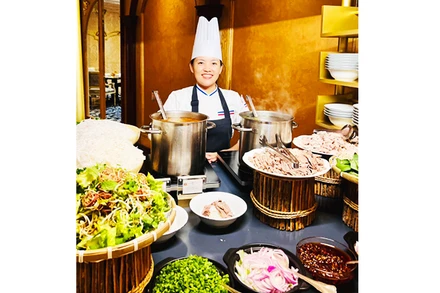 Nghệ nhân Ngọc Nghĩa quảng bá món ăn tại Kuwait.