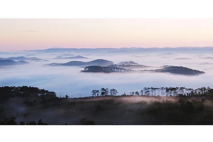 Mây sớm bao trùm thị trấn.