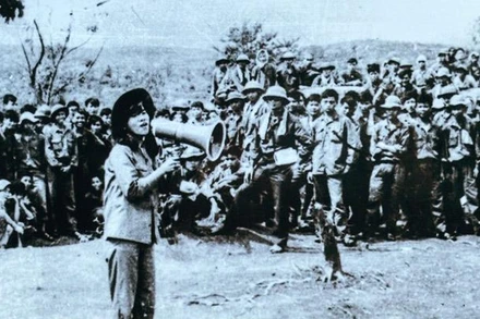 NSND Thanh Hoa biểu diễn phục vụ bộ đội tại mặt trận. Ảnh tư liệu