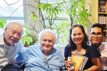 Nhà văn Trầm Hương (cầm sách) gặp GS, dịch giả Fred Marchant (thứ hai từ trái sang) trong chuyến sang Mỹ năm 2024 để viết sách và làm phim “Giá của hòa bình”. Ảnh: NVCC