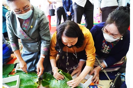 Hoạt động gói bánh chưng của các cựu lưu học sinh Lào học tập tại Việt Nam. Ảnh: VOV