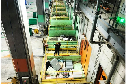 Quy trình phân loại rác tại Trung tâm Vệ sinh công cộng Kyoto.