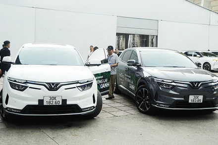 Người tiêu dùng tìm hiểu về ô-tô điện Vinfast. (Ảnh NAM ANH)