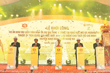 Các đại biểu thực hiện nghi lễ khởi công dự án Khu du lịch văn hóa và dự án Thác 9 tầng tại Khu vực mộ bà Hoàng Thị Loan, thuộc Khu di tích quốc gia đặc biệt Khu lưu niệm Chủ tịch Hồ Chí Minh, huyện Nam Đàn, Nghệ An.