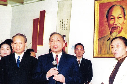 Ngày 28/1/1973, Bộ trưởng Ngoại giao Nguyễn Duy Trinh, Trưởng Phái đoàn Việt Nam Dân chủ Cộng hòa Xuân Thủy và Trưởng Phái đoàn Chính phủ Cách mạng lâm thời Cộng hòa miền Nam Việt Nam Nguyễn Thị Bình tới thăm Hội người Việt Nam tại Pháp sau khi ký kết Hiệp định Paris. Ảnh: Hội cung cấp