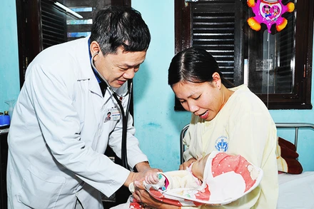 Ân cần thăm khám cho bệnh nhi. Ảnh: NAM HẢI