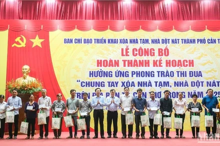 Lãnh đạo thành phố Cần Thơ trao tặng các phần quà đến các hộ dân đã được hỗ trợ xây dựng, sửa chữa nhà ở trong năm 2025.