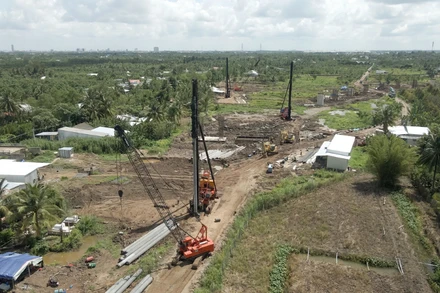 Thi công nút giao cao tốc IC2 trên địa bàn thành phố Cần Thơ.