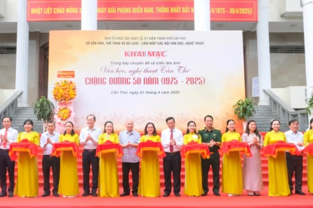Lãnh đạo thành phố Cần Thơ cắt băng Triển lãm ảnh "Văn học, nghệ thuật Cần Thơ chặng đường 50 năm”.