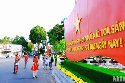 Từ sáng sớm người dân đã có mặt tại khuôn viên Ủy ban nhân dân thành phố Cần Thơ để theo dõi chương trình qua màn hình led Lễ kỷ niệm 50 năm Ngày Giải phóng miền nam, thống nhất đất nước (30/4/1975-30/4/2025).