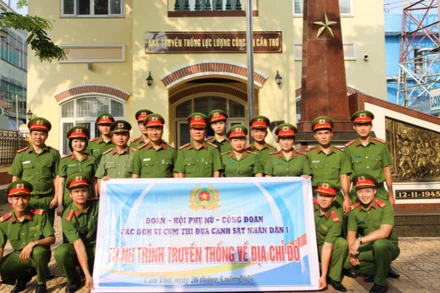 Các đại biểu tham dự tại khuôn viên Nhà truyền thống Công an thành phố Cần Thơ.