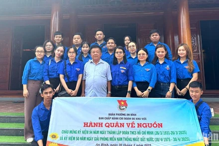 Cựu chiến binh Huỳnh Xuân Phong tiếp Đoàn phường An Bình, quận Ninh Kiều, thành phố Cần Thơ tổ chức về nguồn tại Đền thờ anh hùng liệt sĩ Trung đoàn 1-U Minh (thuộc phường Phú Thư, quận Cái Răng, thành phố Cần Thơ).