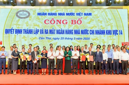 Bà Nguyễn Thị Hồng, Bí thư Đảng ủy, Thống đốc Ngân hàng Nhà nước trao Quyết định và tặng hoa cho Ban lãnh đạo Ngân hàng Nhà nước khu vực 14.