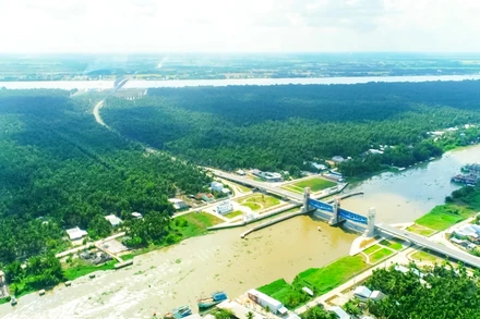 Công trình cống Cái Lớn-Cái Bé (Kiên Giang) đã hỗ trợ kiểm soát nguồn nước vùng mặn xâm nhập.