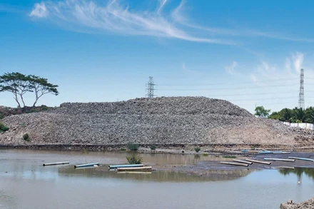 Khối lượng rác sau di dời bên đường cao tốc bắc-nam đi qua đến nay chưa được xử lý, gây ô nhiễm môi trường.