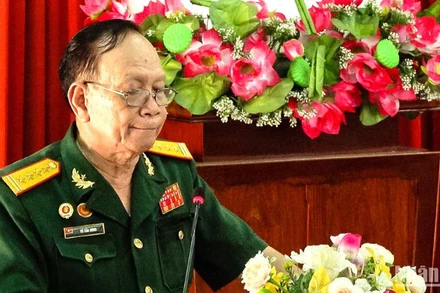 Đại tá Võ Tấn Dũng tại buổi kể chuyện lịch sử cho sinh viên Trường Cao đẳng Cần Thơ.