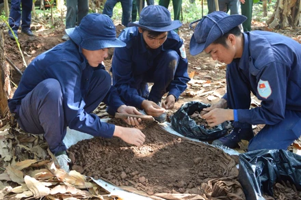 Đội K90, Cục Chính trị, Quân khu 9 làm nhiệm vụ tìm kiếm, quy tập hài cốt liệt sĩ tại tỉnh Kandal, Campuchia.