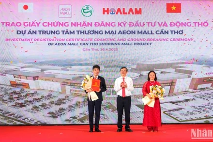 Chủ tịch Ủy ban nhân dân thành phố Cần Thơ Trương Cảnh Tuyên trao Giấy chứng nhận đăng ký đầu tư cho Tập đoàn Hoa Lâm.