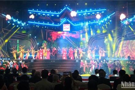 Tốp ca múa "Vững bền một cõi non sông".