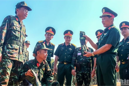 Thiếu tướng Huỳnh Chiến Công, Phó Tham mưu trưởng Quân khu 9 kiểm tra công tác sẵn sàng chiến đấu tại Sư đoàn 330, Quân khu 9.