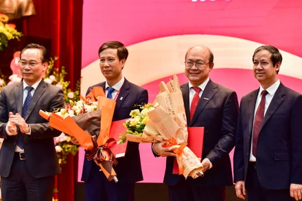 GS Lê Anh Tuấn (thứ hai từ trái sang) nhận Quyết định công nhận Chủ tịch Hội đồng Đại học và PGS Huỳnh Quyết Thắng (thứ ba từ trái sang) nhận Quyết định công nhận Giám đốc Đại học.