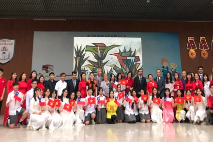 Giáo viên, học sinh Trường THCS Chu Văn An chào đón Đoàn đại biểu Chile