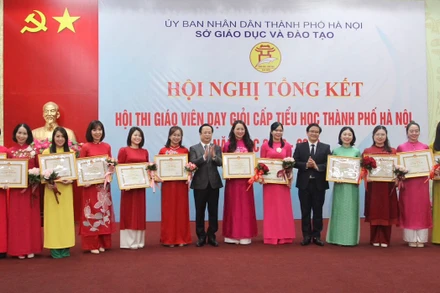 Trao thưởng cho các giáo viên dạy giỏi đạt giải Nhất (Ảnh: Sở Giáo dục và Đào tạo Hà Nội)