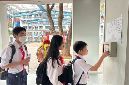 Học sinh Trường trung học cơ sở Thành Công sử dụng thẻ từ khi đến trường. 