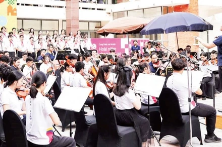 Nhiều chuyên gia gợi ý Hà Nội nên tái thiết những di sản đô thị, thí dụ như Cung Thiếu nhi trở thành những trung tâm CNVH