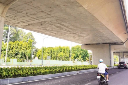 Cầu cạn dẫn vào nhà ga T3 sân bay Tân Sơn Nhất vừa hoàn thành thi công và đưa vào khai thác. (Ảnh THẾ ANH)