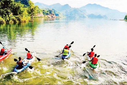 Du khách thích thú với trải nghiệm chèo thuyền kayak trên lòng hồ Hòa Bình.