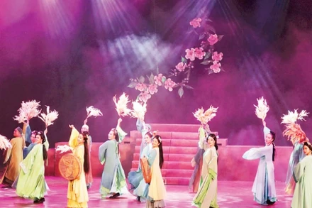 Cảnh trong vở “Dưới bóng giai nhân” của Nhà hát kịch Idecaf. (Ảnh MẠNH HẢO)