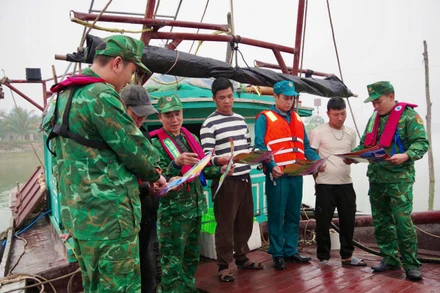 BĐBP Hải Phòng tổ chức tuyên truyền về phòng, chống tội phạm cho ngư dân ven biển.