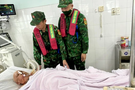 Nạn nhân được cán bộ, chiến sĩ Bộ đội Biên phòng đưa vào Bệnh viện Hữu Nghị Việt Tiệp Hải Phòng cấp cứu.