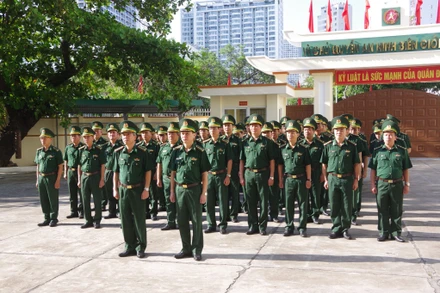Trang trọng lễ dâng hoa, dâng hương trước Tượng đài Bác Hồ với chiến sĩ Biên phòng tại Bộ Chỉ huy bộ đội biên phòng tỉnh Khánh Hòa.