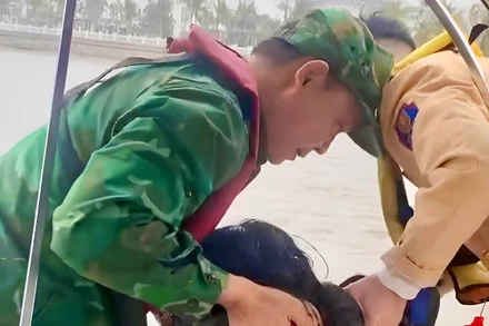 Cháu T.L.D được lực lượng chức năng cứu vớt kịp thời 