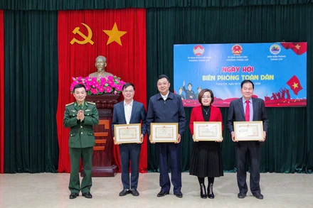 Đại tá Kiều Mạnh Hiệp, Phó Chính ủy BĐBP thành phố trao khen thưởng cho các cá nhân tiêu biểu trong thực hiện Chỉ thị 01.