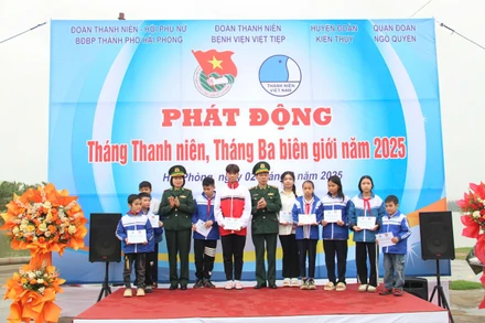 BĐBP thành phố Hải Phòng tặng quà cho các em học sinh có hoàn cảnh khó khăn.