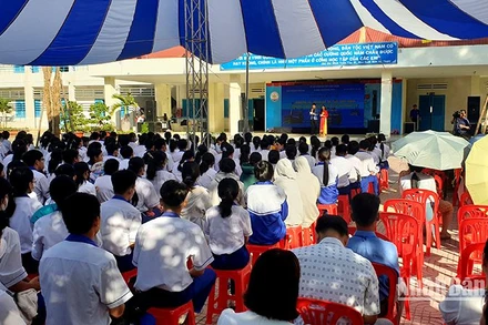 Gần 2.500 học sinh các trường Trung học phổ thông trên địa bàn huyện Hàm Thuận Nam, tỉnh Bình Thuận tham dự Triển lãm số “Hoàng Sa, Trường Sa của Việt Nam-Những bằng chứng lịch sử và pháp lý”.