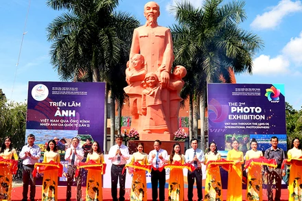 Đại diện lãnh đạo UBND tỉnh Bình Thuận, các đơn vị liên quan của tỉnh và đại diện Cục Mỹ thuật, Nhiếp ảnh và Triển lãm cắt băng khai mạc Triển lãm.