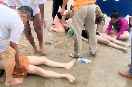 Sơ cứu hai nạn nhân bị nặng ngay tại bờ biển